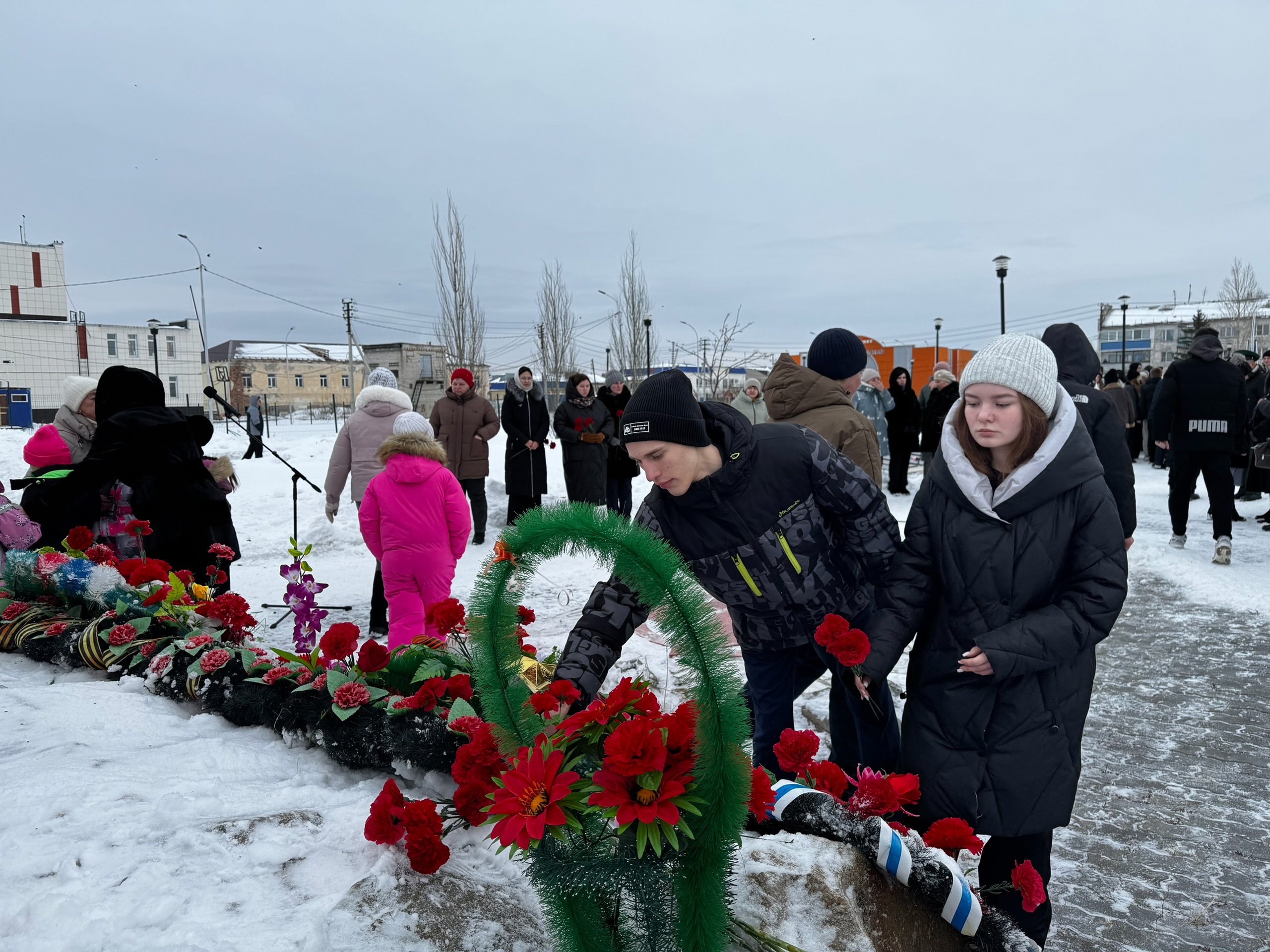 Сегодня на площади у вечного огня прошел торжественный митинг.