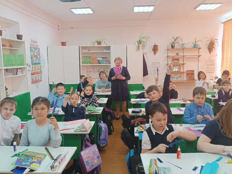 Ученики нашей школы приняли участие в мастер-классе «Крымская лаванда», который был посвящен Дню воссоединения Крыма с Россией.